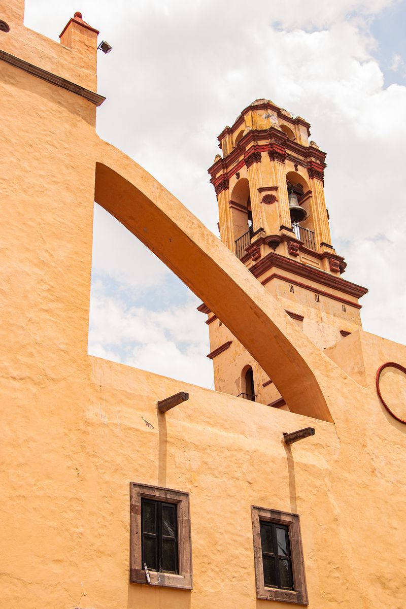 Torre de un templo colonial mexicano