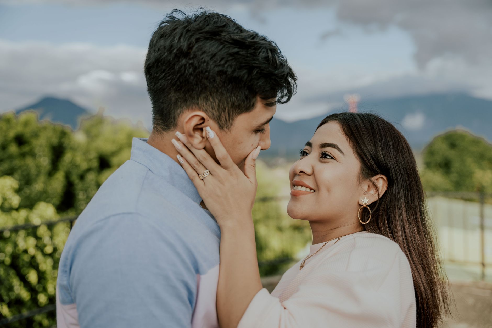 Mayra e Iván abrazados al aire libre