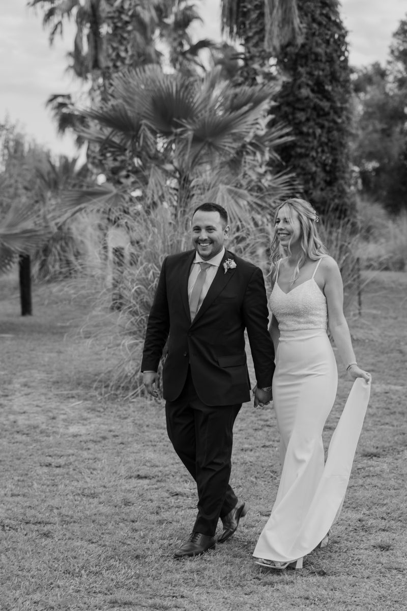 Mayra e Iván caminando el día de su boda